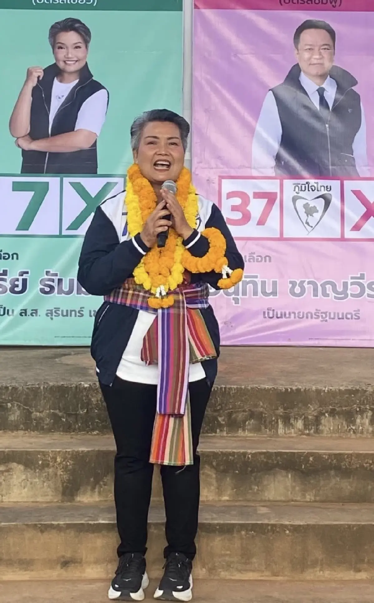 รู้จัก 'กานดา วราพร' สส.ลูกทุ่ง 'บ้านใหญ่' เมืองช้าง