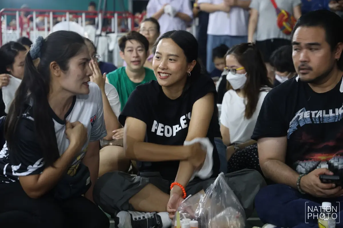 ‘ไอซ์ รักชนก’ บุกชลบุรี ให้กำลังใจประชาชน เรียกร้องนับคะแนนใหม่