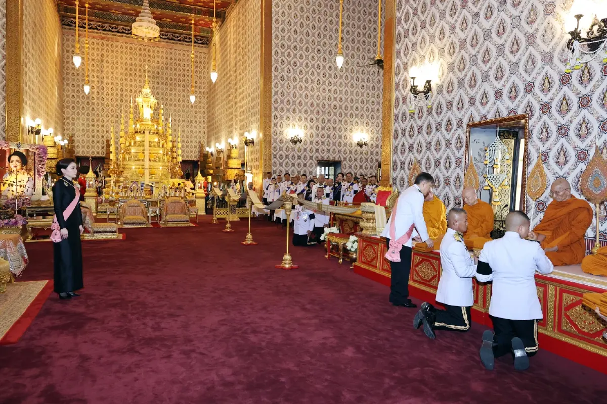 ในหลวง-พระราชินี  เสด็จฯ ไปทรงบำเพ็ญพระราชกุศลสตมวาร ถวายพระบรมศพ สมเด็จพระนางเจ้าสิริกิติ์ พระบรมราชินีนาถ พระบรมราชชนนีพันปีหลวง
