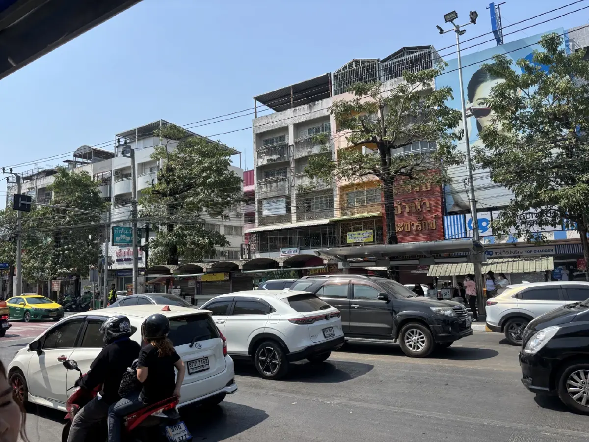 ประเวศคึกคัก ใช้สิทธิเลือกตั้งล่วงหน้า ‘ราม 2’ จัดระเบียบดี เข้าคูหาไม่ถึง 5 นาทีเสร็จ