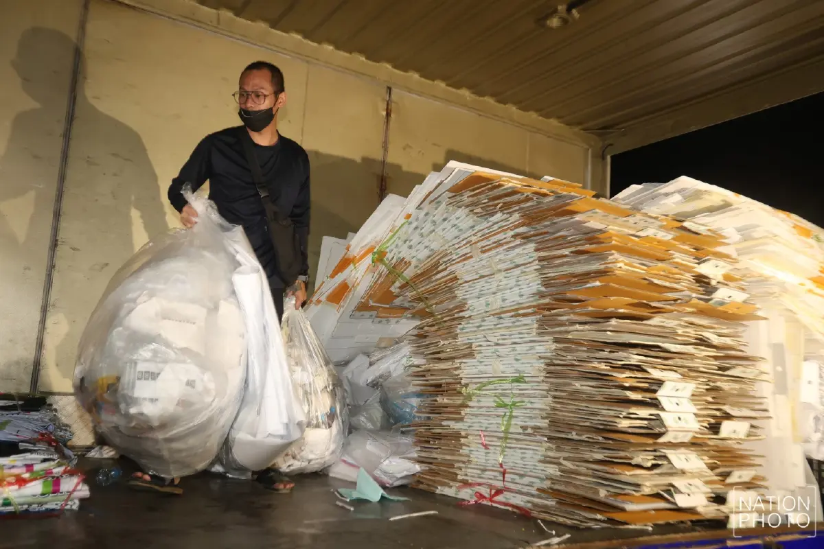 ประชาชน เฝ้าโกดังเปลี่ยวอ่างศิลา พบหีบคะแนนชลบุรี เขต 3 ซุกที่มืด