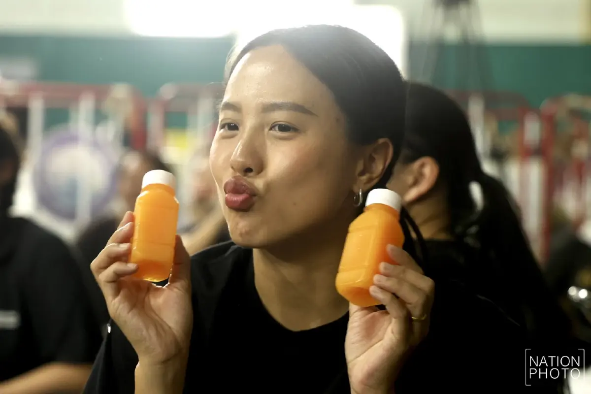 ‘ไอซ์ รักชนก’ บุกชลบุรี ให้กำลังใจประชาชน เรียกร้องนับคะแนนใหม่