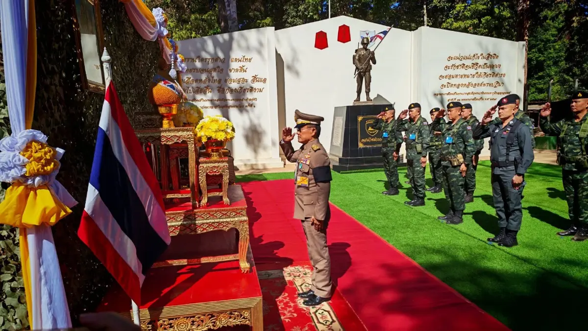 'ในหลวง' ทรงห่วงใยชายแดนไทย-กัมพูชา โปรดเกล้าฯ ให้กำลังใจเยี่ยมทหาร