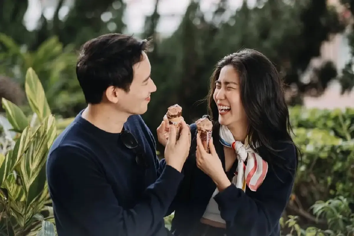 เปิดโหมดคลั่งรัก! ทิม พิธา เสิร์ฟหวานฉ่ำควง ก้อย อรัชพร สวีทฮ่องกง