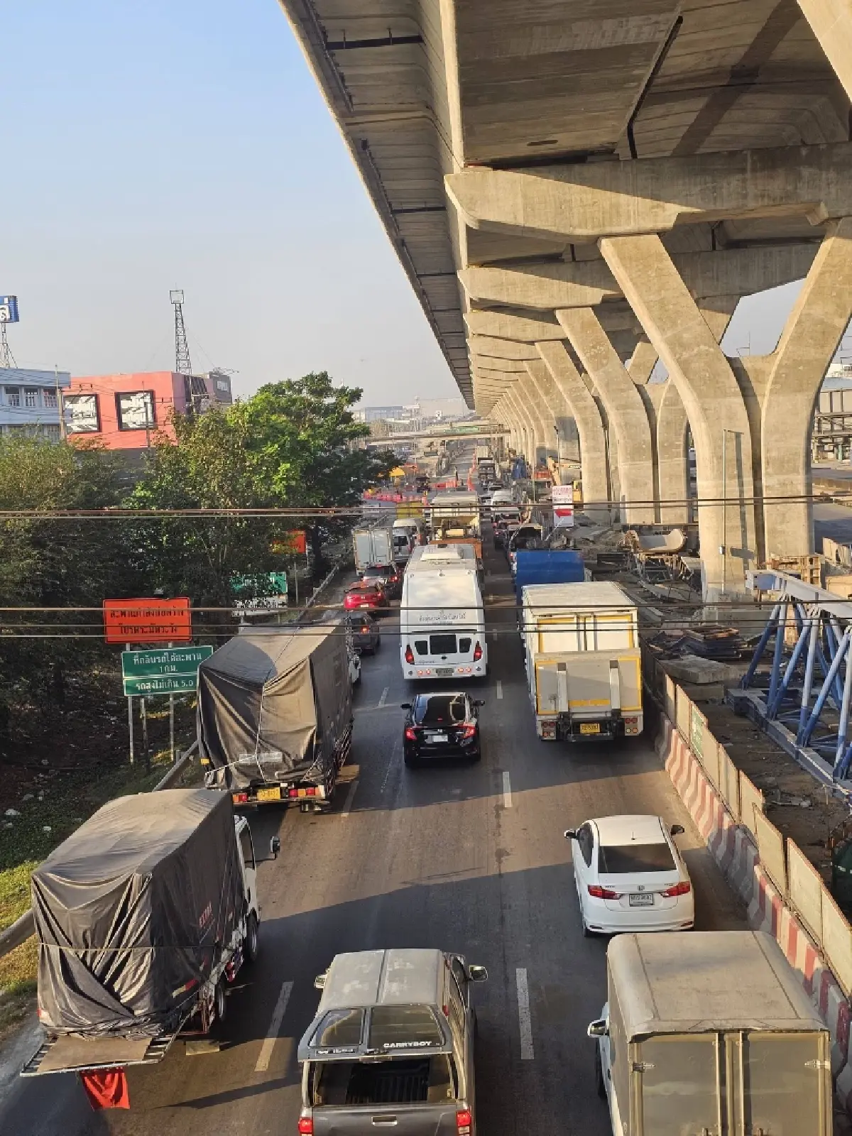 ถนนพระราม 2 รถติดแหง็ก! ขาออก ท้ายแถวสะสมยาวถึง รพ.มหาชัย