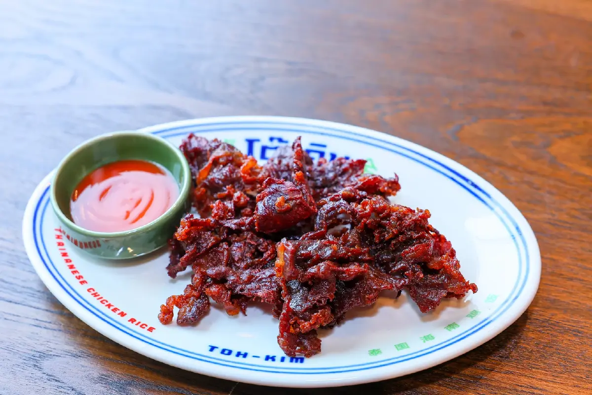 โต๊ะคิม (Toh-Kim) ข้าวมันไก่ ไหหนาน เนื้อไก่นุ่มฉ่ำ น้ำจิ้มรสเด็ด