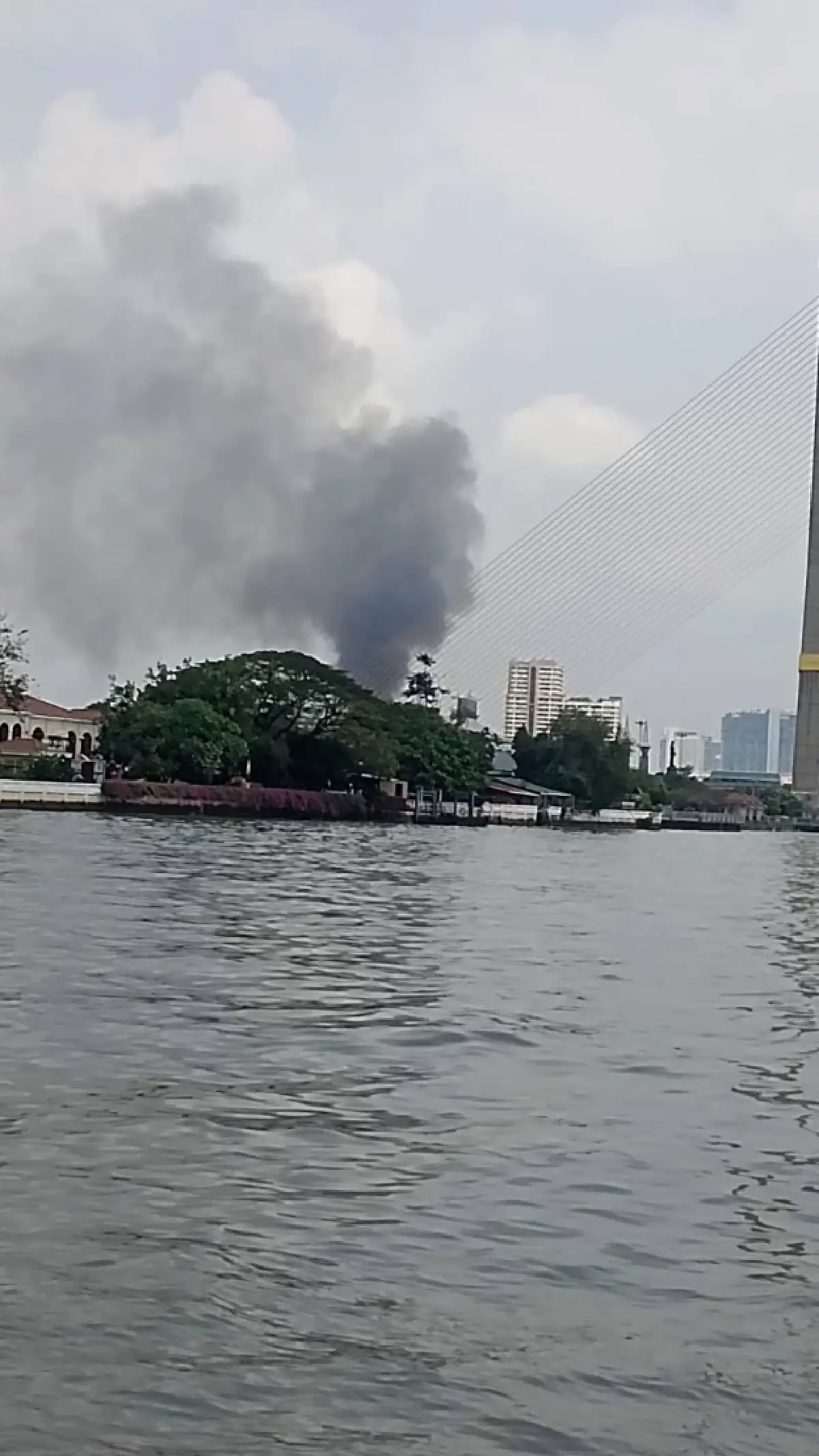 ด่วน! ไฟไหม้บ้าน จรัญสนิทวงศ์ 46 มีคนบาดเจ็บ ถูกไฟลวก เพลิงโหมหนัก