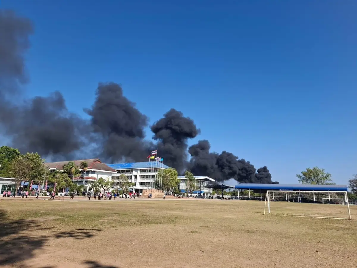 ด่วน! ไฟไหม้ปั๊มน้ำมันติดโรงเรียน จ.ขอนแก่น เร่งอพยพนักเรียน