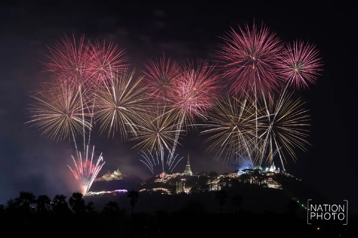 ชมภาพ พลุเฉลิมพระเกียรติสว่างฟ้า งาน “พระนครคีรี-เมืองเพชร” ครั้งที่ 39