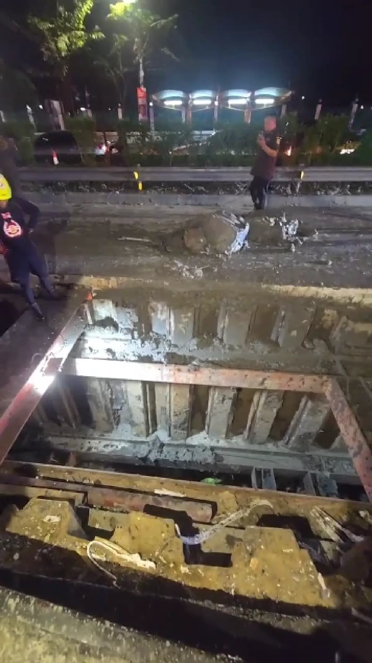 สลด! เกิดเหตุ ดินสไลด์ถล่มทับคนงาน ฝังร่างลึก 15 เมตร ย่านบางนา