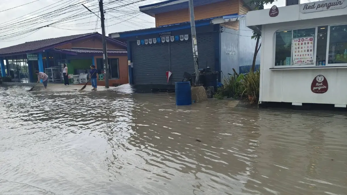 ด่วน พายุฝนตกหนักกระหน่ำ ระยอง ปลวกแดงน้ำท่วมแล้ว รถเล็กห้ามผ่าน