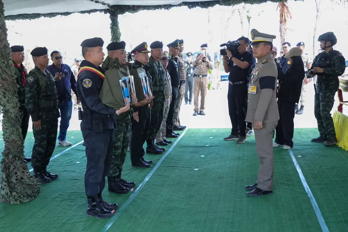 'ในหลวง' ทรงห่วงใย โปรดเกล้าฯ องคมนตรีเยี่ยมให้กำลังใจทหารชายแดน ในพื้นที่ จ.สุรินทร์