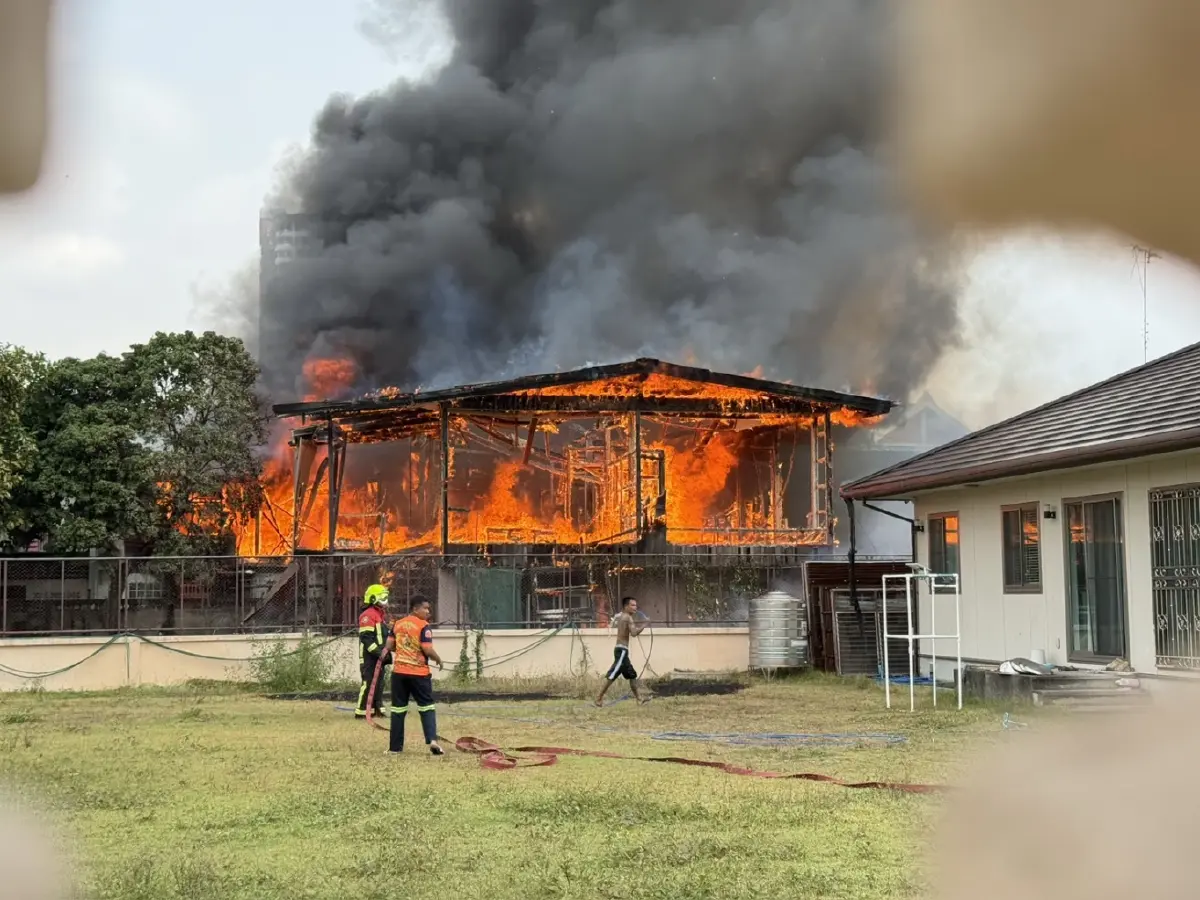 ด่วน! ไฟไหม้บ้าน จรัญสนิทวงศ์ 46 มีคนบาดเจ็บ ถูกไฟลวก เพลิงโหมหนัก