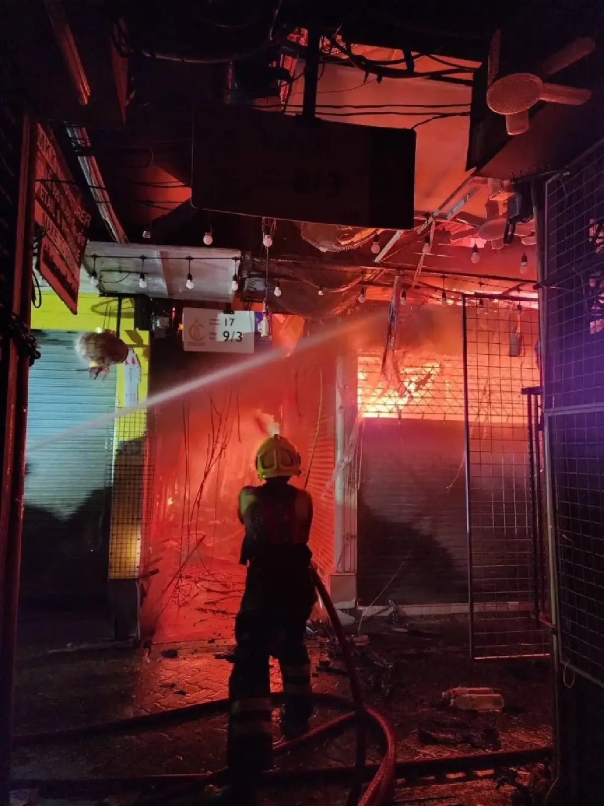 สรุปเหตุ 'ไฟไหม้ตลาดนัดจตุจักร' เปลวเพลิงโหม ร้านค้า ลามวอด 4 ล็อก