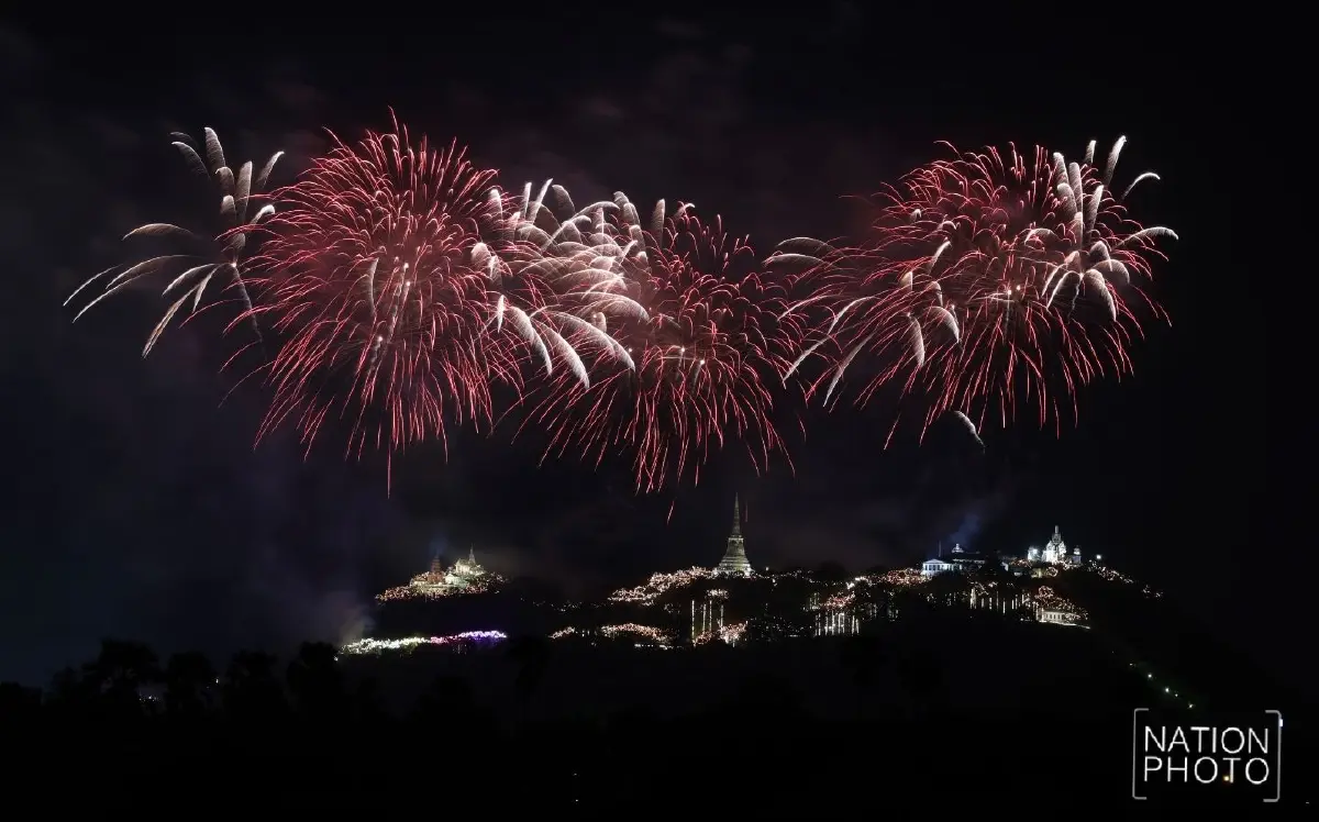 ชมภาพ พลุเฉลิมพระเกียรติสว่างฟ้า งาน “พระนครคีรี-เมืองเพชร” ครั้งที่ 39