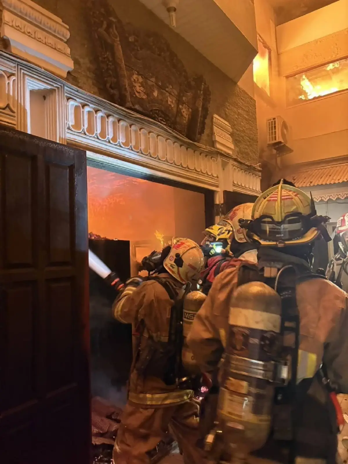 ไฟไหม้อาคาร 3 ชั้น แจ้งวัฒนะ 14 เขตหลักสี่ ระดมฉีดน้ำดับเพลิงวุ่น