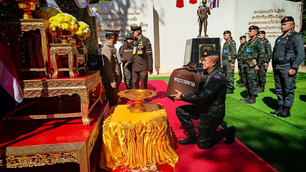 'ในหลวง' ทรงห่วงใยชายแดนไทย-กัมพูชา โปรดเกล้าฯ ให้กำลังใจเยี่ยมทหาร