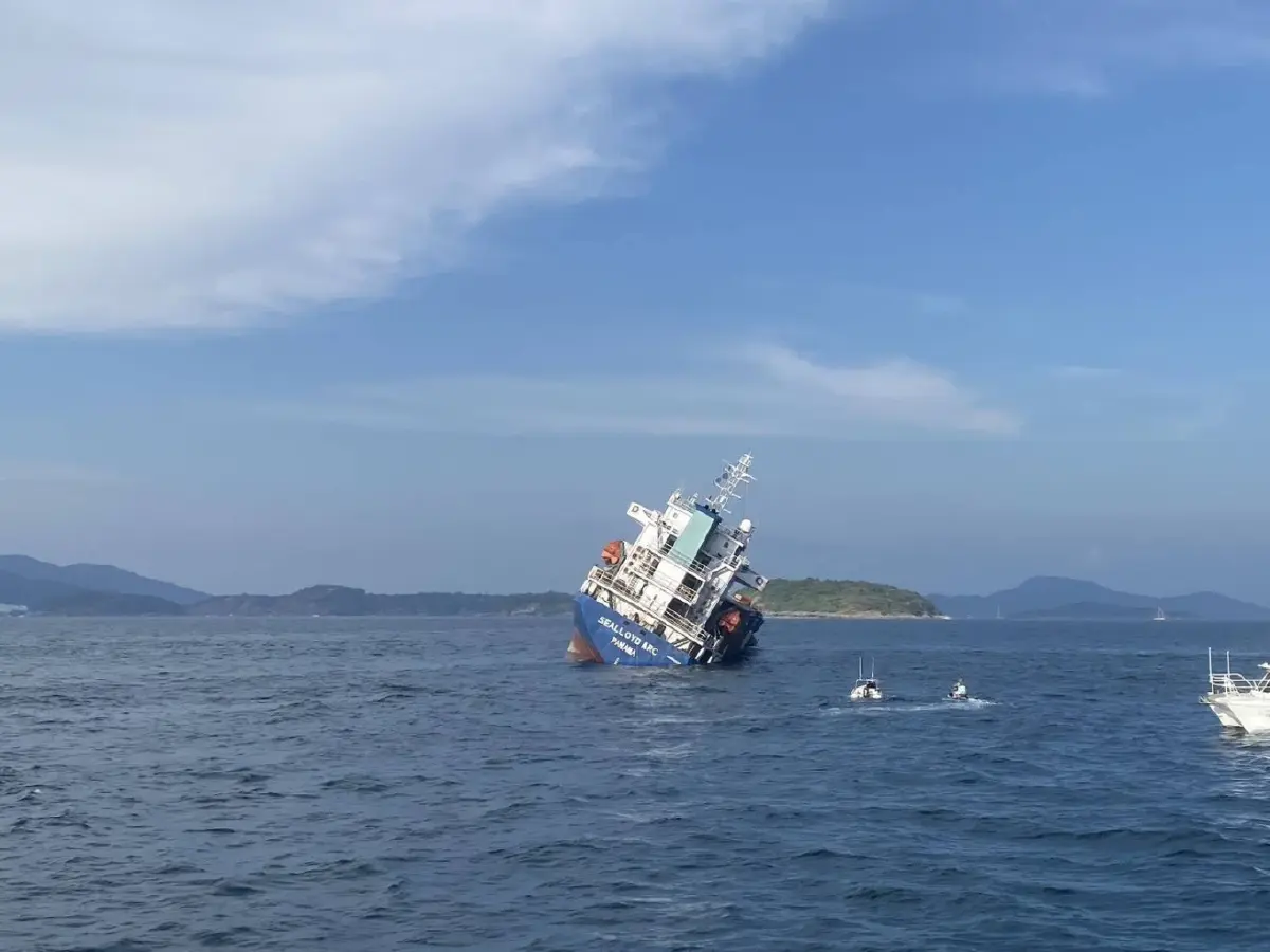 คพ. เฝ้าระวังสั่งกู้สารเคมี 14 ตู้ หลังเรือสินค้าอัปปางทะเลภูเก็ต