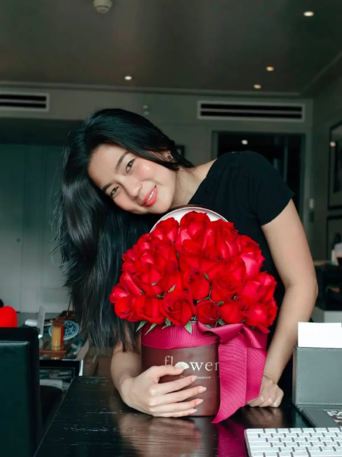 ชัดเจนแล้ว! 'พิธา' เสิร์ฟภาพหวาน เปิดตัว 'ก้อย อรัชพร' รับวันวาเลนไทน์