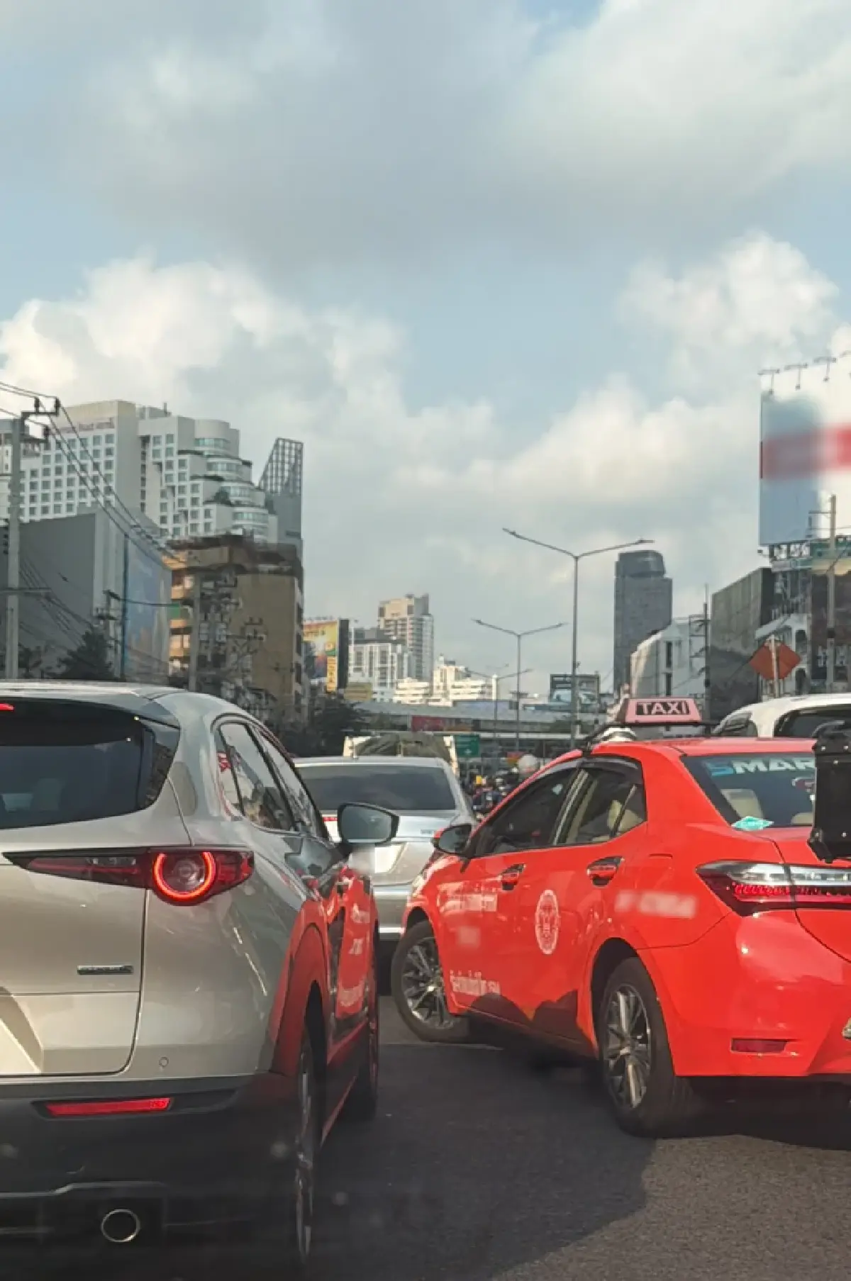 ไหวไหม คนกรุงเทพ รถติดมาก ด่วนศรีรัช นิ่งสนิท - วิภาวดี ยาวเป็นกิโล