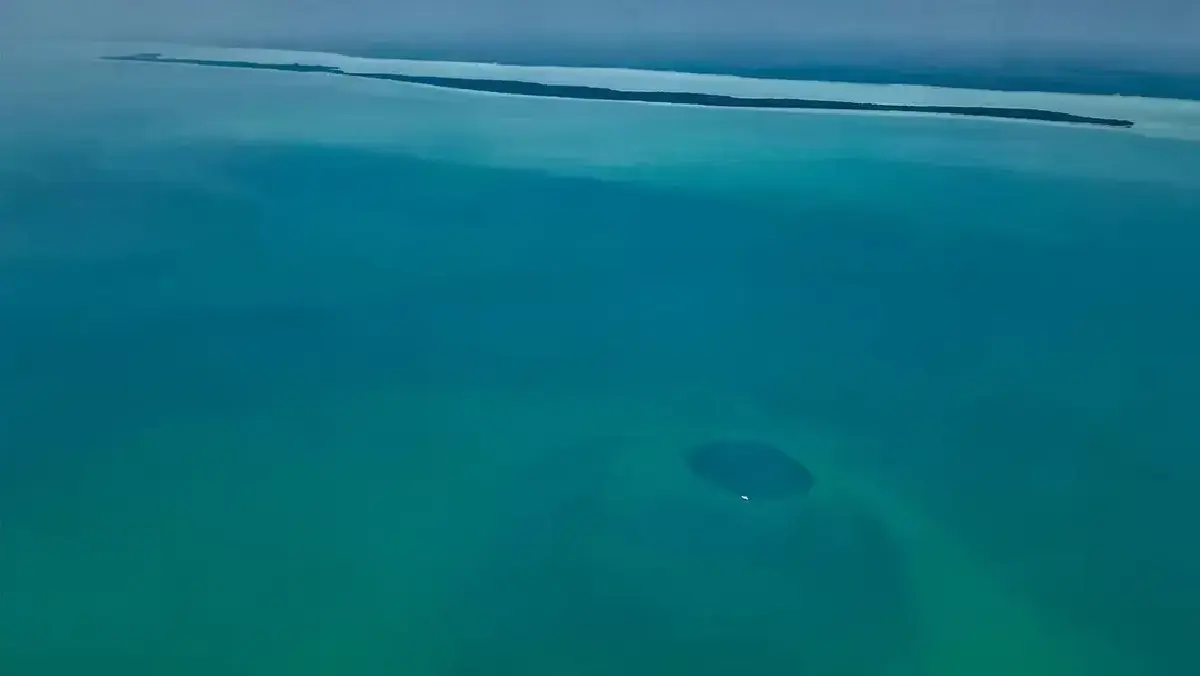 'Taam Ja' หลุมสีน้ำเงินลึกที่สุดในโลก ลึกจนไม่มีเครื่องมือสำรวจก้นหลุมได้