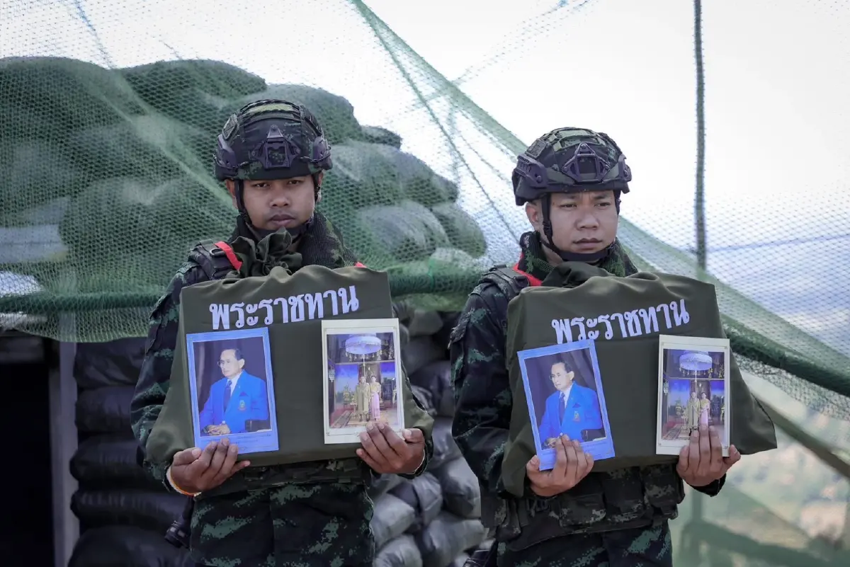 'ในหลวง' ทรงห่วงใย โปรดเกล้าฯ องคมนตรีเยี่ยมให้กำลังใจทหารชายแดน ในพื้นที่ จ.สุรินทร์