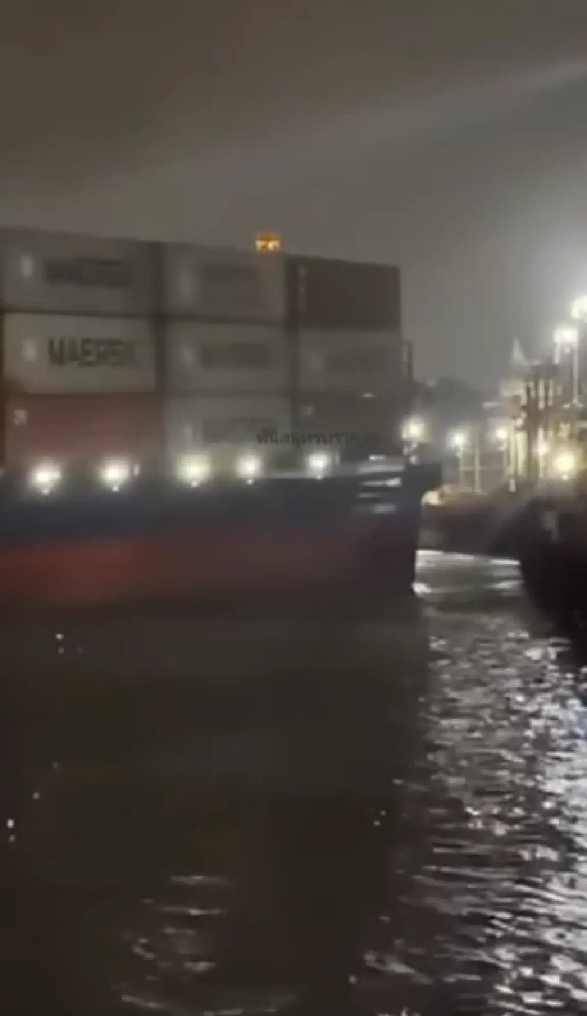 เรือบรรทุกตู้คอนเทนเนอร์ หลุดร่องน้ำ พุ่งอัดเขื่อนริมเจ้าพระยา