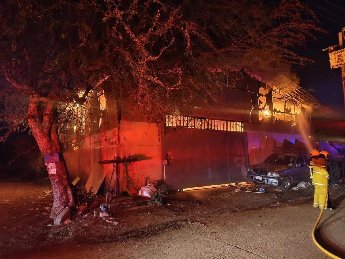 ไฟไหม้โกดังเก็บเสื้อผ้ารายใหญ่ ซ.วัดลาดปลาดุก นนทบุรี เร่งดับไฟ