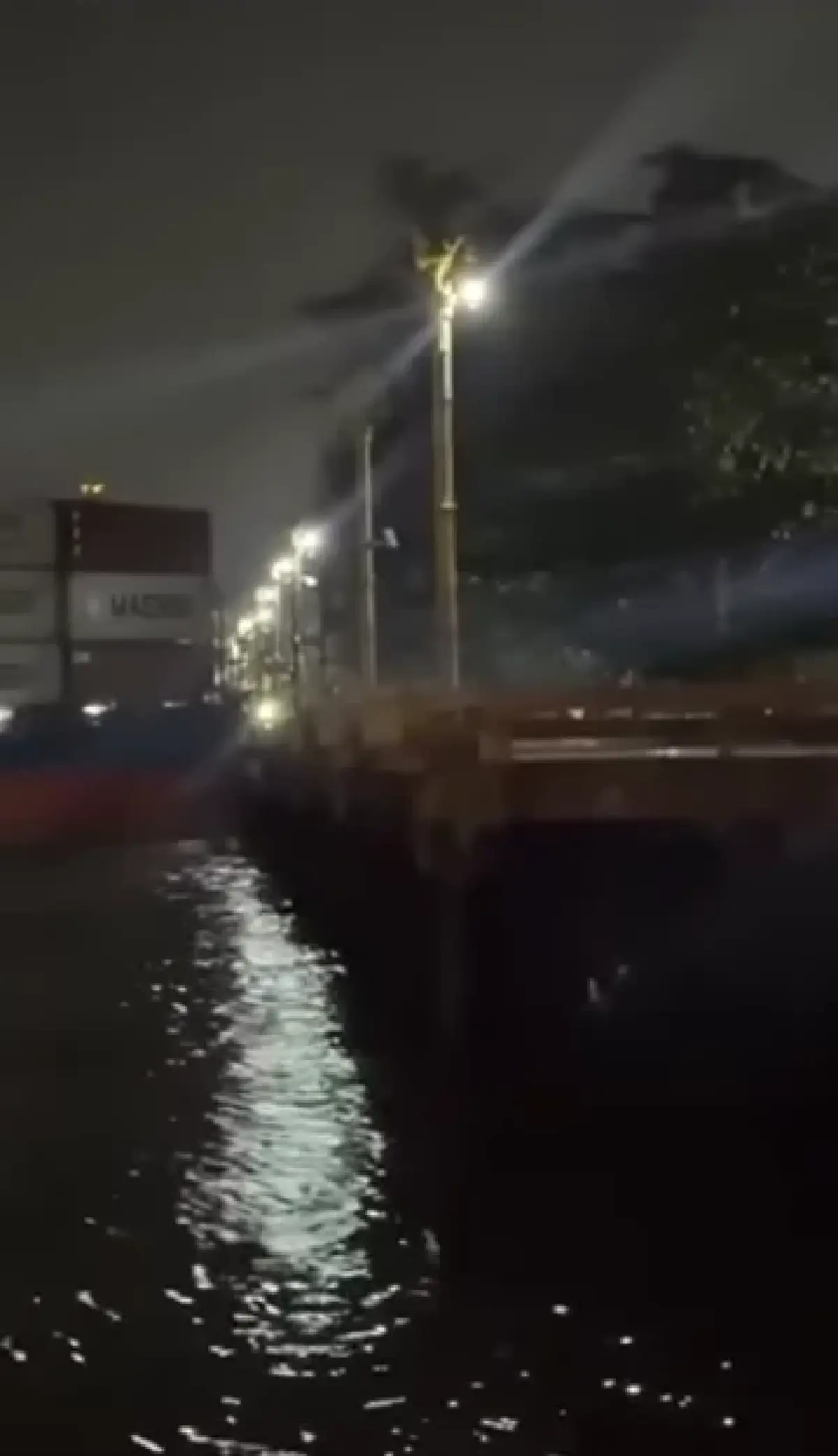 เรือบรรทุกตู้คอนเทนเนอร์ หลุดร่องน้ำ พุ่งอัดเขื่อนริมเจ้าพระยา