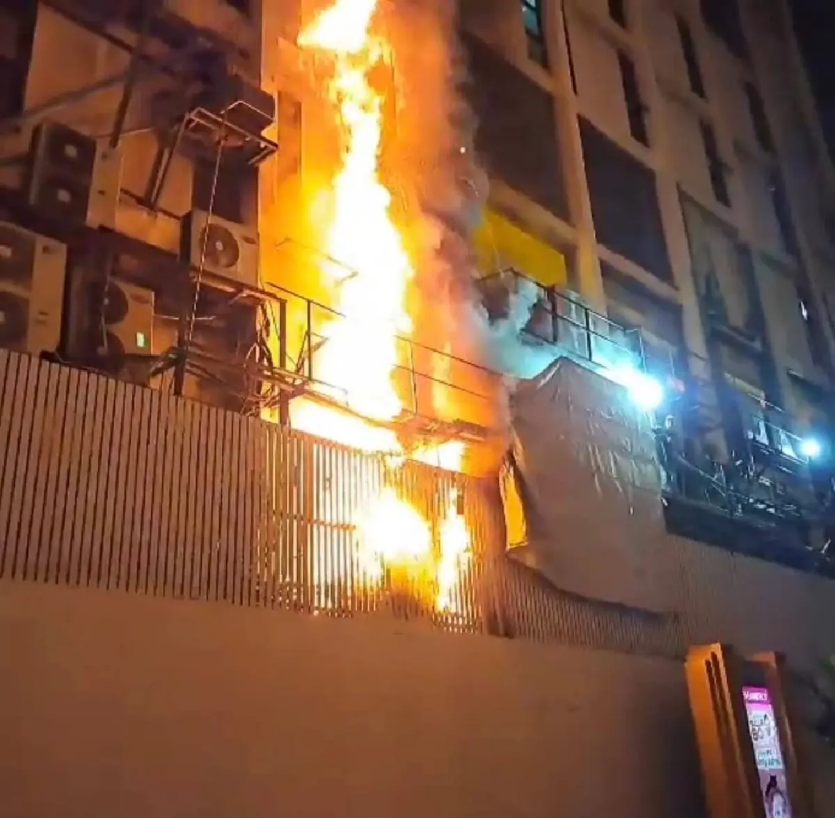 สรุปเหตุ ไฟไหม้ร้านอาหารดัง สุขุมวิท 19 เปลวไฟลุกพรึบ ระบายควันวุ่น