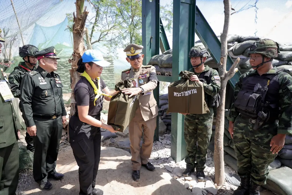 'ในหลวง' ทรงห่วงใย โปรดเกล้าฯ องคมนตรีเยี่ยมให้กำลังใจทหารชายแดน ในพื้นที่ จ.สุรินทร์