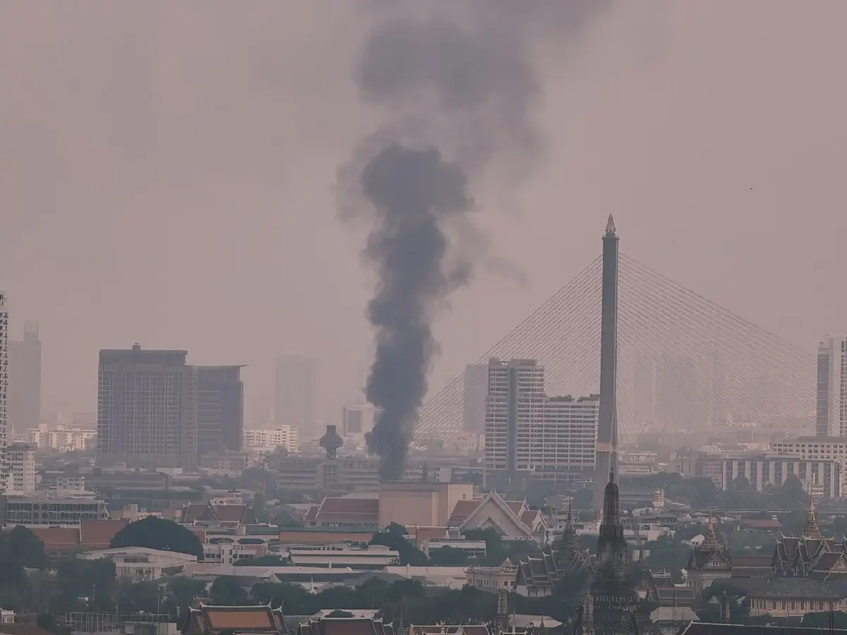 ด่วน! ไฟไหม้บ้าน จรัญสนิทวงศ์ 46 มีคนบาดเจ็บ ถูกไฟลวก เพลิงโหมหนัก