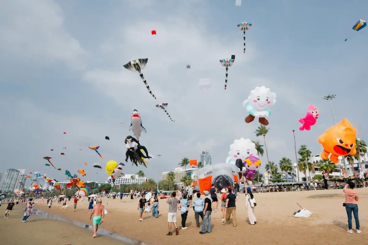 ชักว่าวนานาชาติ ตระการตาชายหาดพัทยา เฟสติวัลที่โลกรอคอย