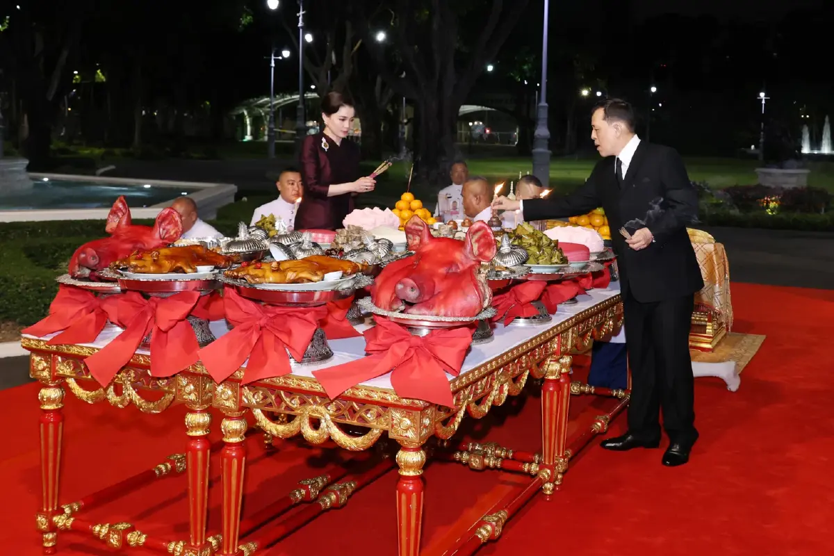 ในหลวง-พระราชินี ทรงประกอบพระราชพิธีสังเวยพระป้าย เนื่องในเทศกาลตรุษจีน 2569