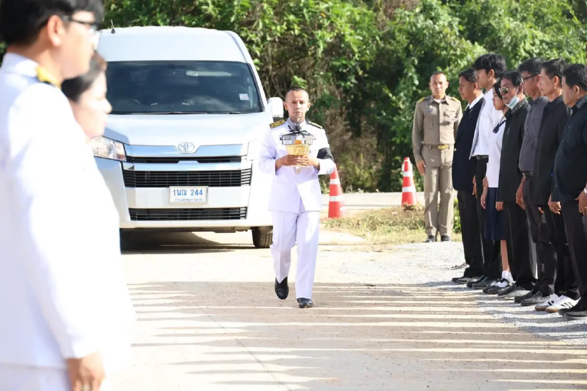 ในหลวง พระราชทานน้ำหลวงอาบศพ และพวงมาลาวางหน้าหีบศพ ผอ.โรงเรียนพะตงประธานคีรีวัฒน์