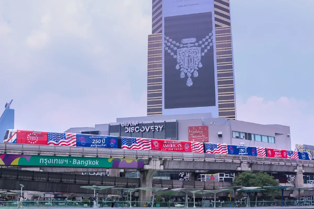 สถานทูตสหรัฐ เปิดตัว ขบวนรถไฟฟ้าบีทีเอส 'Freedom 250' เฉลิมฉลองวันชาติยิ่งใหญ่