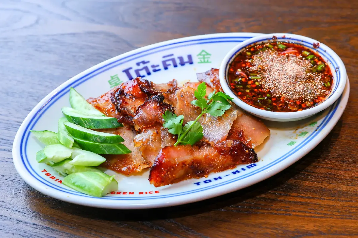 โต๊ะคิม (Toh-Kim) ข้าวมันไก่ ไหหนาน เนื้อไก่นุ่มฉ่ำ น้ำจิ้มรสเด็ด