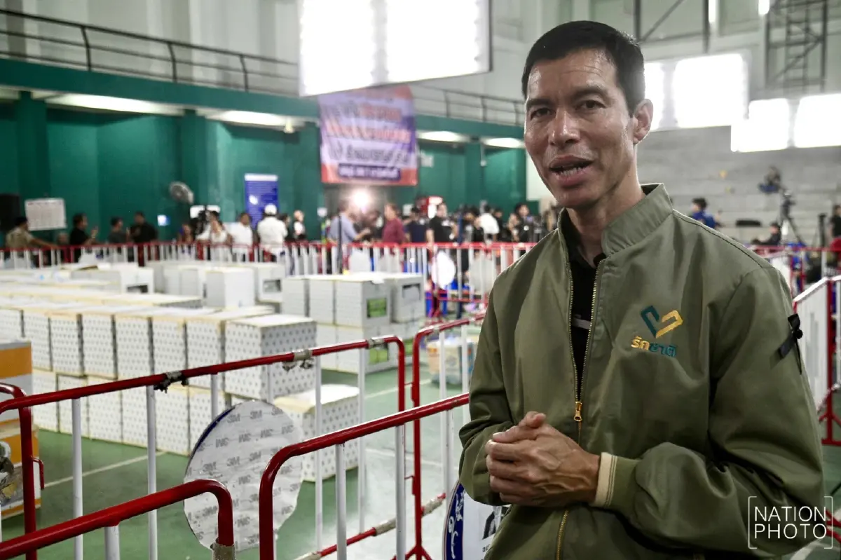 แกนนำพรรครักชาติ บุกสนามแบดฯ ชลบุรี เกาะติดปมนับคะแนนผิดปกติ