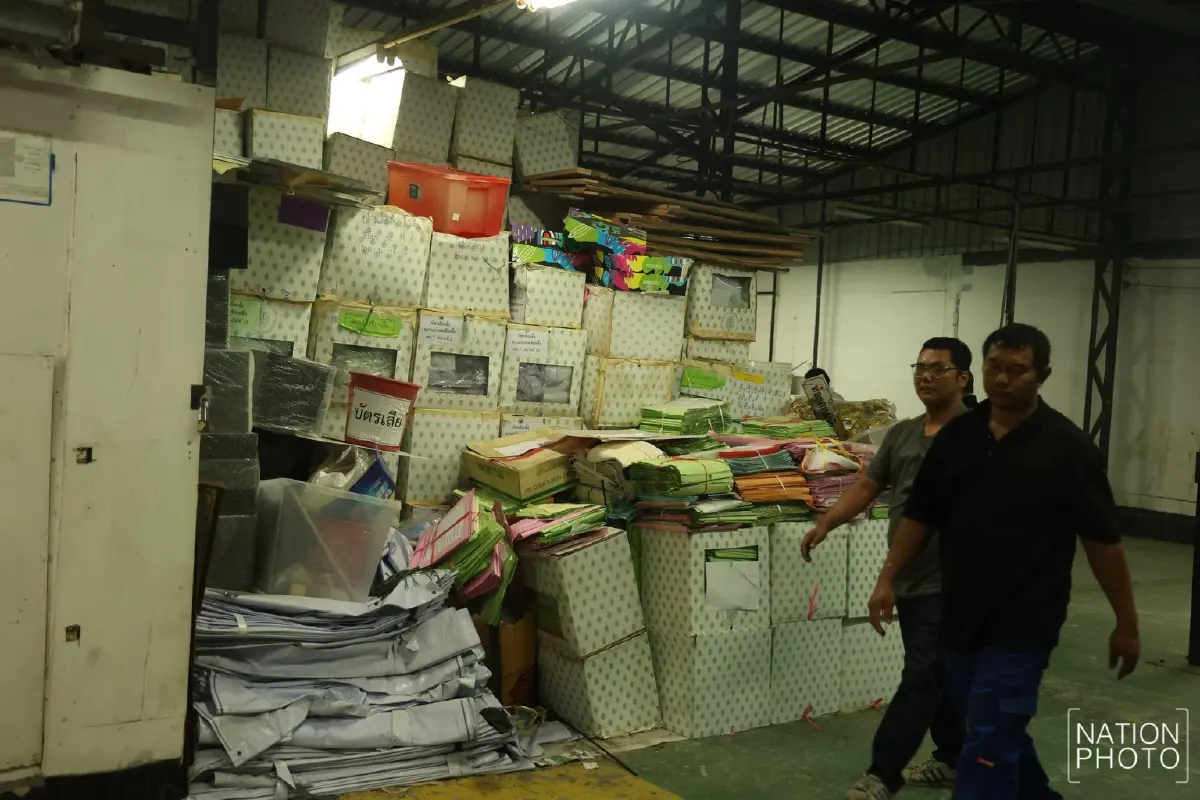 ประชาชน เฝ้าโกดังเปลี่ยวอ่างศิลา พบหีบคะแนนชลบุรี เขต 3 ซุกที่มืด