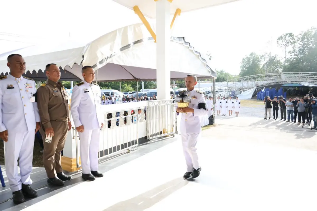 ในหลวง พระราชทานน้ำหลวงอาบศพ และพวงมาลาวางหน้าหีบศพ ผอ.โรงเรียนพะตงประธานคีรีวัฒน์