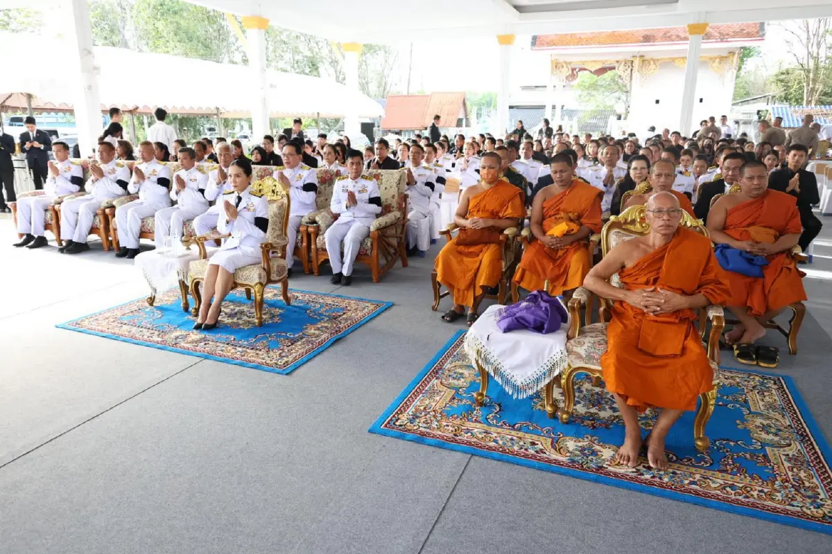 ในหลวง พระราชทานน้ำหลวงอาบศพ และพวงมาลาวางหน้าหีบศพ ผอ.โรงเรียนพะตงประธานคีรีวัฒน์