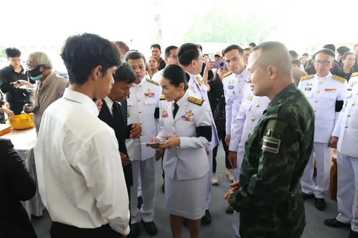 ในหลวง พระราชทานน้ำหลวงอาบศพ และพวงมาลาวางหน้าหีบศพ ผอ.โรงเรียนพะตงประธานคีรีวัฒน์