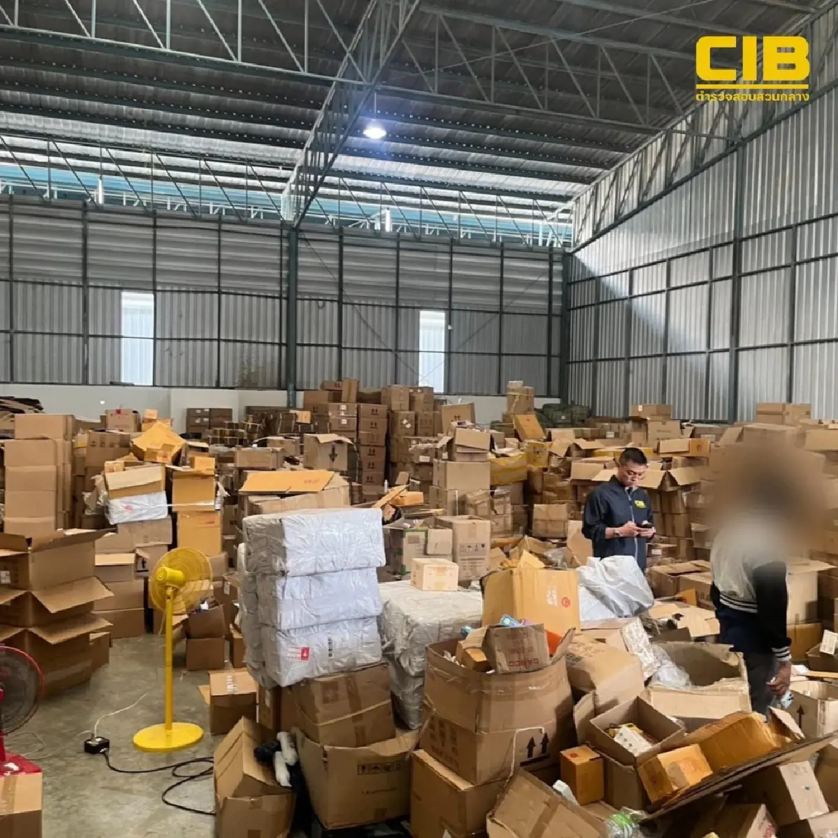 CIB ทลายโกดังสมุทรสาคร ยึดแชมพู-ยาสีฟันปลอมกว่า 2 แสนชิ้น