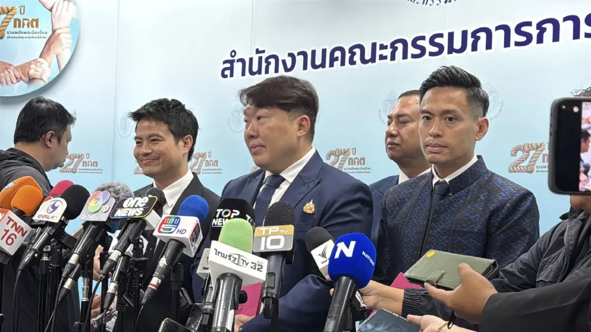 3 แกนนำ ภท.มารับหนังสือรับรอง กกต. บอกรอฟังนายกฯปิดดีลตั้งรัฐบาล