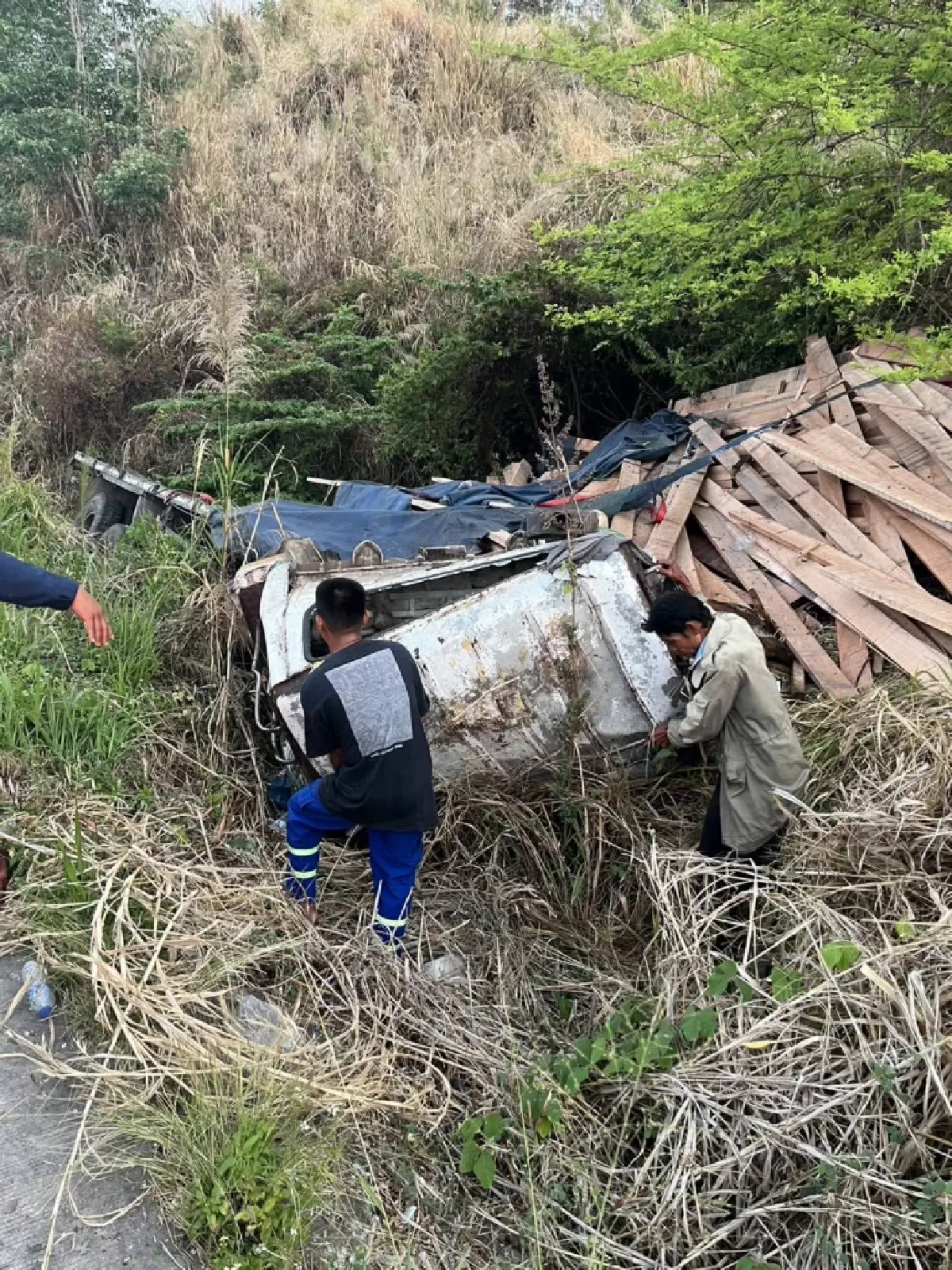 เร่งช่วยชีวิต รถบรรทุกไม้ ตกข้างทาง ใกล้ศาลเจ้าปู่โทน คนติดคาซาก