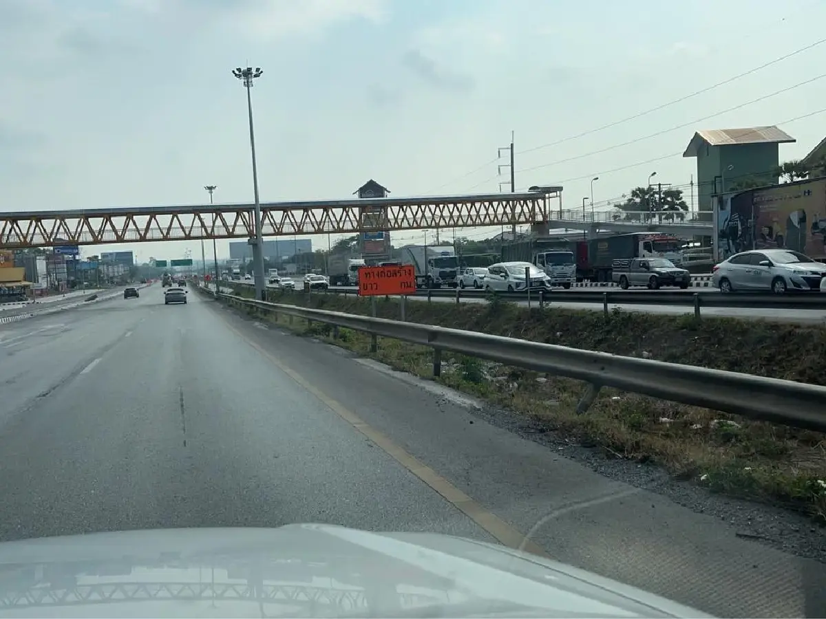 ด่วน! รถติดมาก ถนนมิตรภาพ 'เขาใหญ่-ปากช่อง' รื้อป้ายยาวถึงเย็น