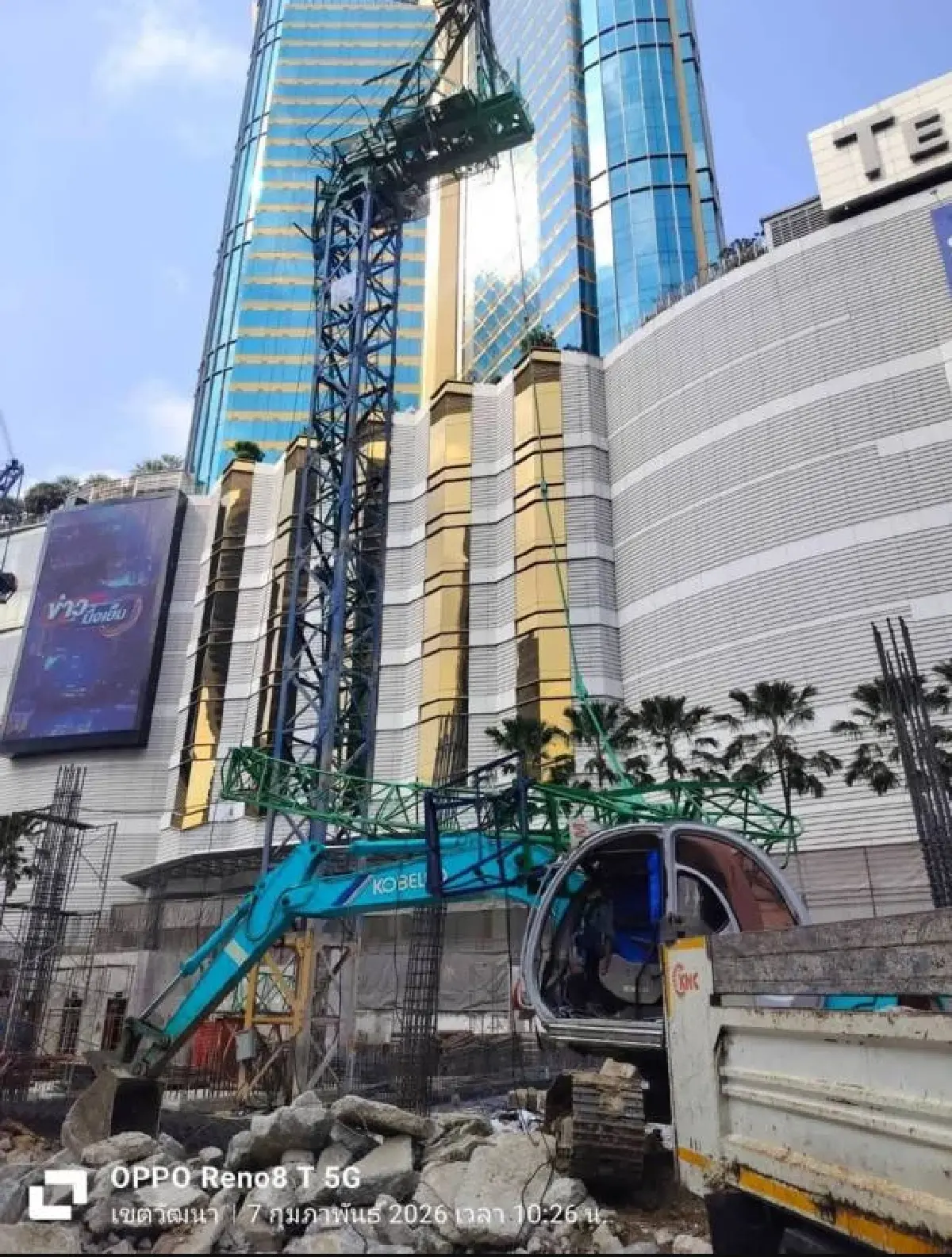 ด่วน เครนก่อสร้างถล่ม ใกล้ห้างดังย่านอโศก ทับคนงาน กู้ภัยเร่งช่วยชีวิต