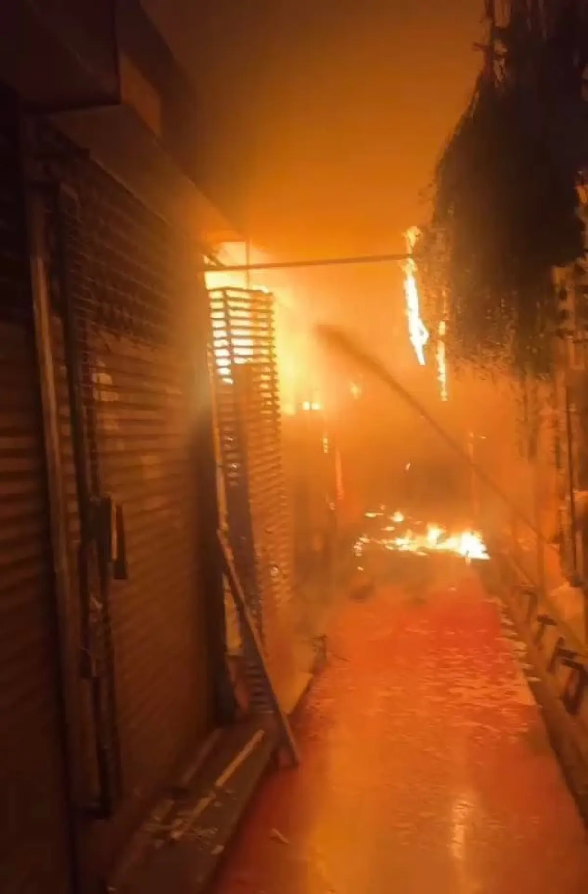 สรุปเหตุ 'ไฟไหม้ตลาดนัดจตุจักร' เปลวเพลิงโหม ร้านค้า ลามวอด 4 ล็อก