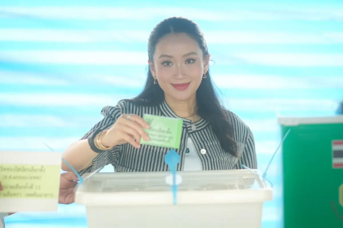 ครอบครัว 'ชินวัตร' หย่อนบัตรเลือกตั้ง ‘แพทองธาร’ รอลุ้นคะแนนพท.ช่วงเย็น