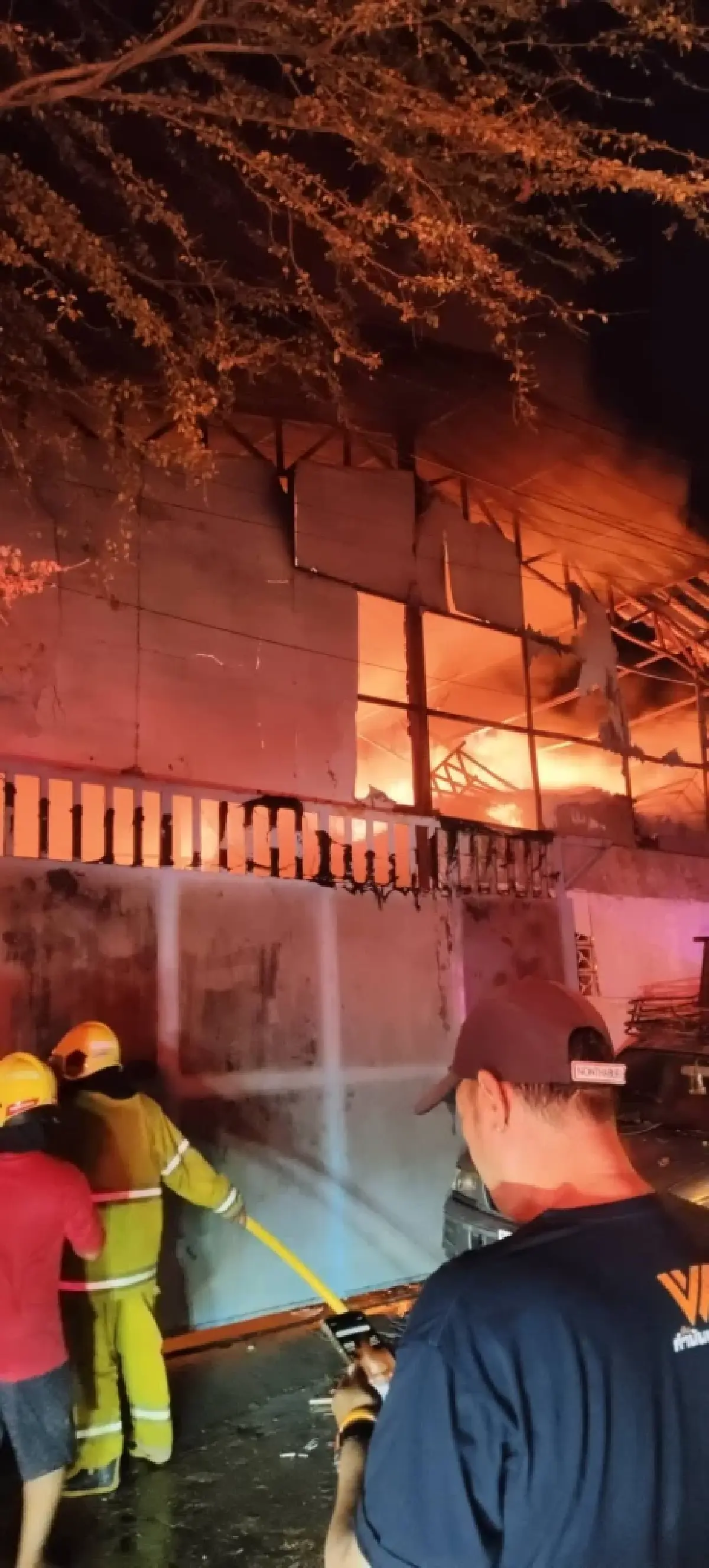 ไฟไหม้โกดังเก็บเสื้อผ้ารายใหญ่ ซ.วัดลาดปลาดุก นนทบุรี เร่งดับไฟ